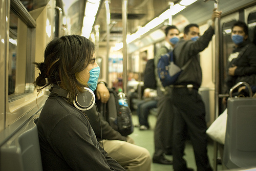 電車内でマスクをつけている人々