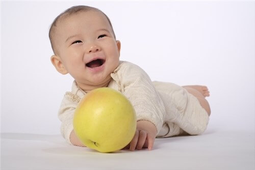 果物のおもちゃで遊ぶ赤ちゃん