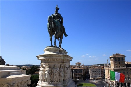 ローマ帝国を偲ぶ像