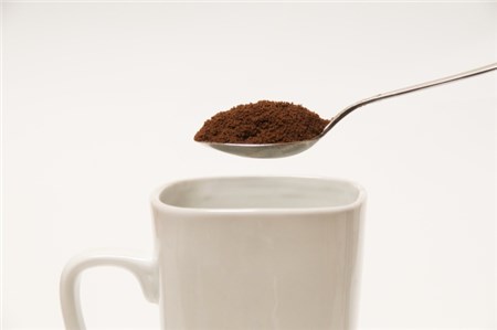 インスタントコーヒーの粉をマグカップに入れる